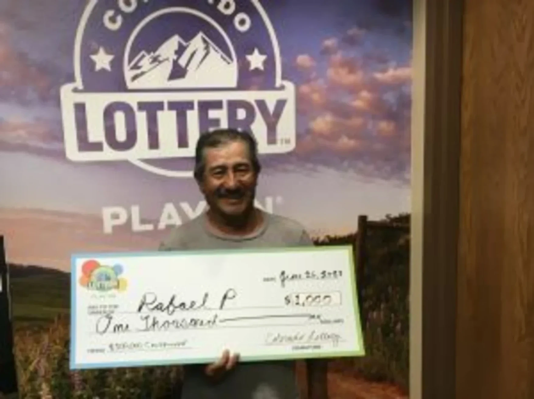 来自Olathe的Rafael P.在他的 $500,000 字谜刮刮乐中赢得了
$1,000！
